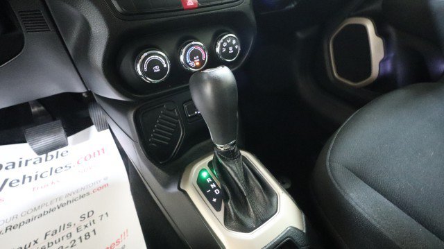 Used 2015 Jeep Renegade Latitude FWD image 16