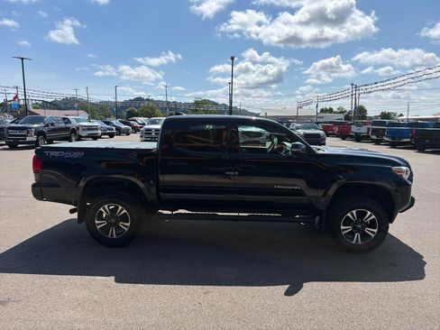 Used 2018 Toyota Tacoma TRD Sport AWD/4WD image 23