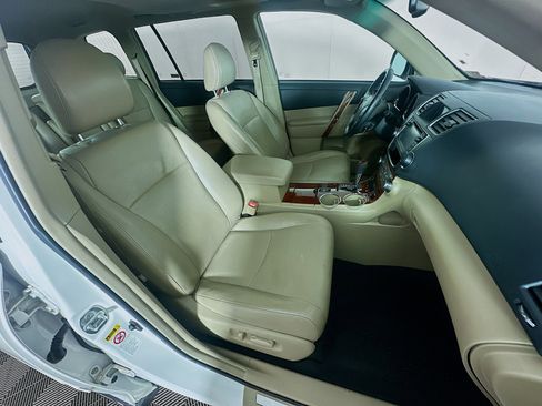 Used 2013 Toyota Highlander Limited FWD image 32