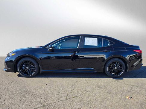 Used 2025 Toyota Camry SE image 6