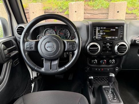 Used 2016 Jeep Wrangler Unlimited Sahara w/ Connectivity Group AWD/4WD image 11