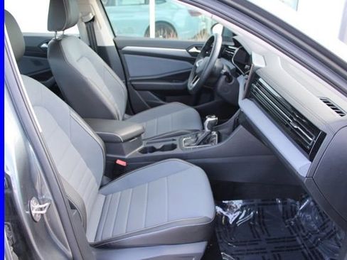 Used 2025 Volkswagen Jetta SE w/ Sunroof Package image 17