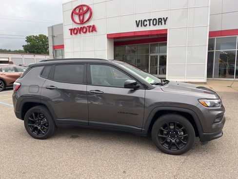 Used 2022 Jeep Compass Altitude w/ Sun and Sound Group image 1