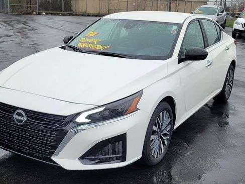 Used 2025 Nissan Altima 2.5 SV image 3