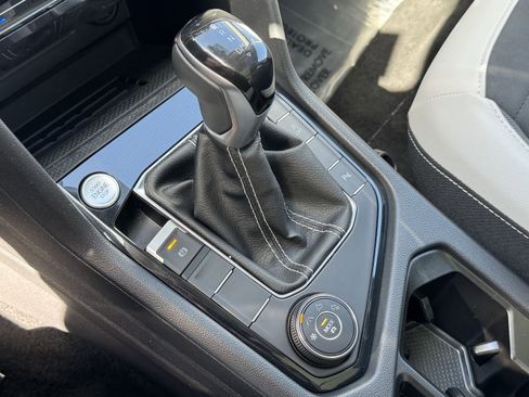 Used 2025 Volkswagen Taos SE AWD/4WD image 27