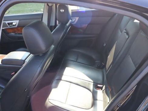 Used 2011 Jaguar XF Premium image 16