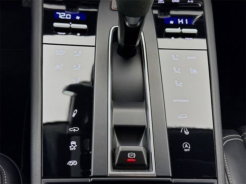 Certified 2024 Porsche Macan GTS image 24