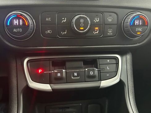 Used 2023 GMC Terrain SLT image 25