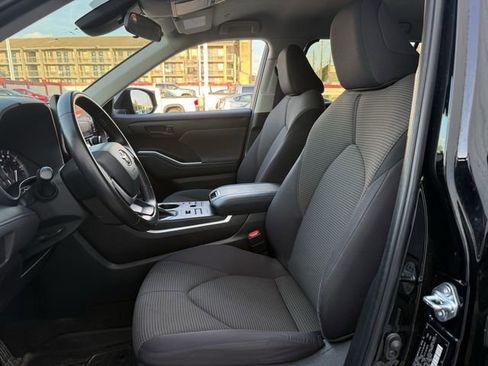 Used 2023 Toyota Highlander LE image 26