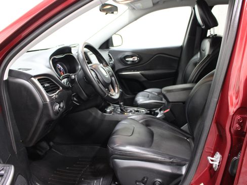 Used 2019 Jeep Cherokee Latitude Plus AWD/4WD image 3