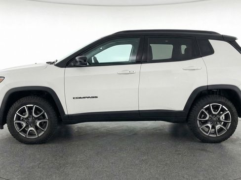 Used 2025 Jeep Compass Trailhawk image 5