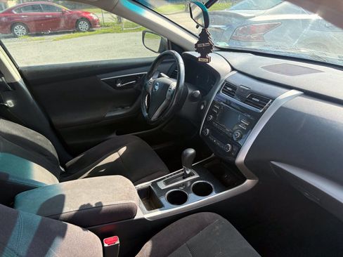 Used 2017 Nissan Altima 2.5 SR w/ Midnight Edition Package FWD image 3
