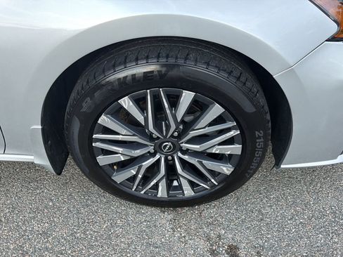 Used 2023 Nissan Altima 2.5 SV w/ SV Premium Package AWD/4WD image 10