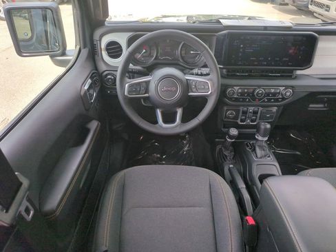 Used 2025 Jeep Wrangler Unlimited Sahara w/ Safety Group AWD/4WD image 17