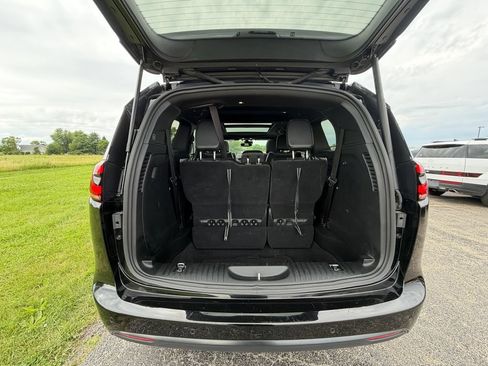 Used 2025 Chrysler Pacifica Limited FWD image 24