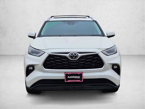 Used 2021 Toyota Highlander XLE image 2