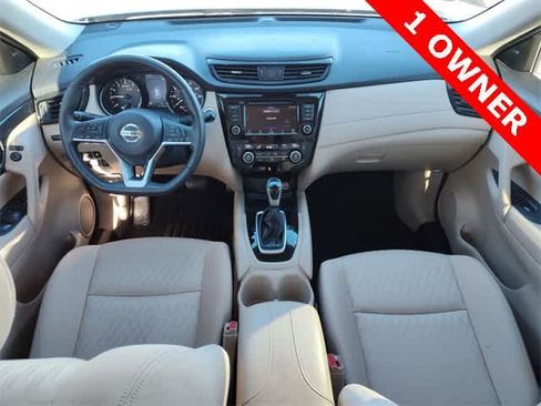 Used 2019 Nissan Rogue SV image 2