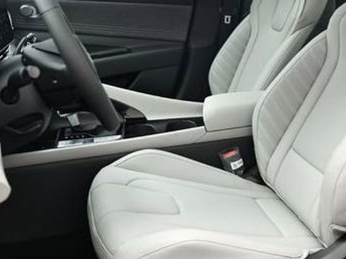 New 2025 Hyundai Elantra Limited image 8