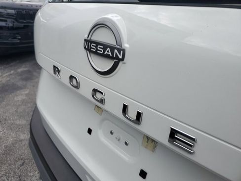 Used 2023 Nissan Rogue S image 11
