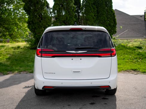 Used 2023 Chrysler Pacifica Touring-L image 6