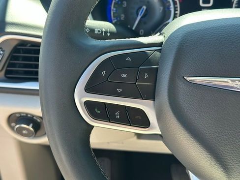 Used 2024 Chrysler Pacifica Touring-L FWD image 4
