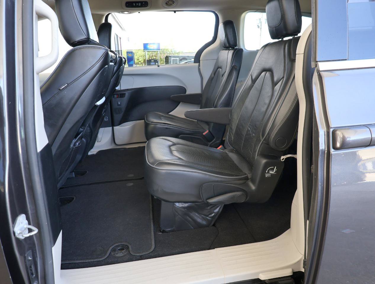 Used 2017 Chrysler Pacifica Limited w/ UConnect Theater Package FWD image 21