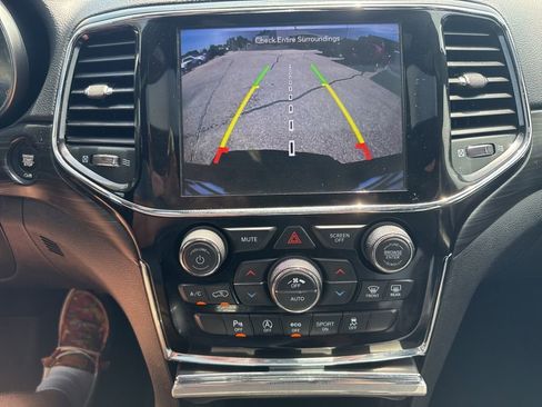 Used 2020 Jeep Grand Cherokee Altitude AWD/4WD image 21