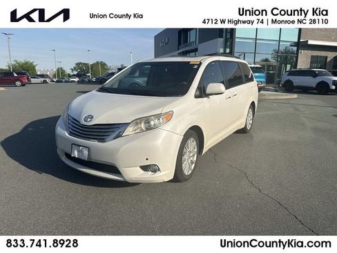 Used 2011 Toyota Sienna Limited w/ Premium Pkg image 1