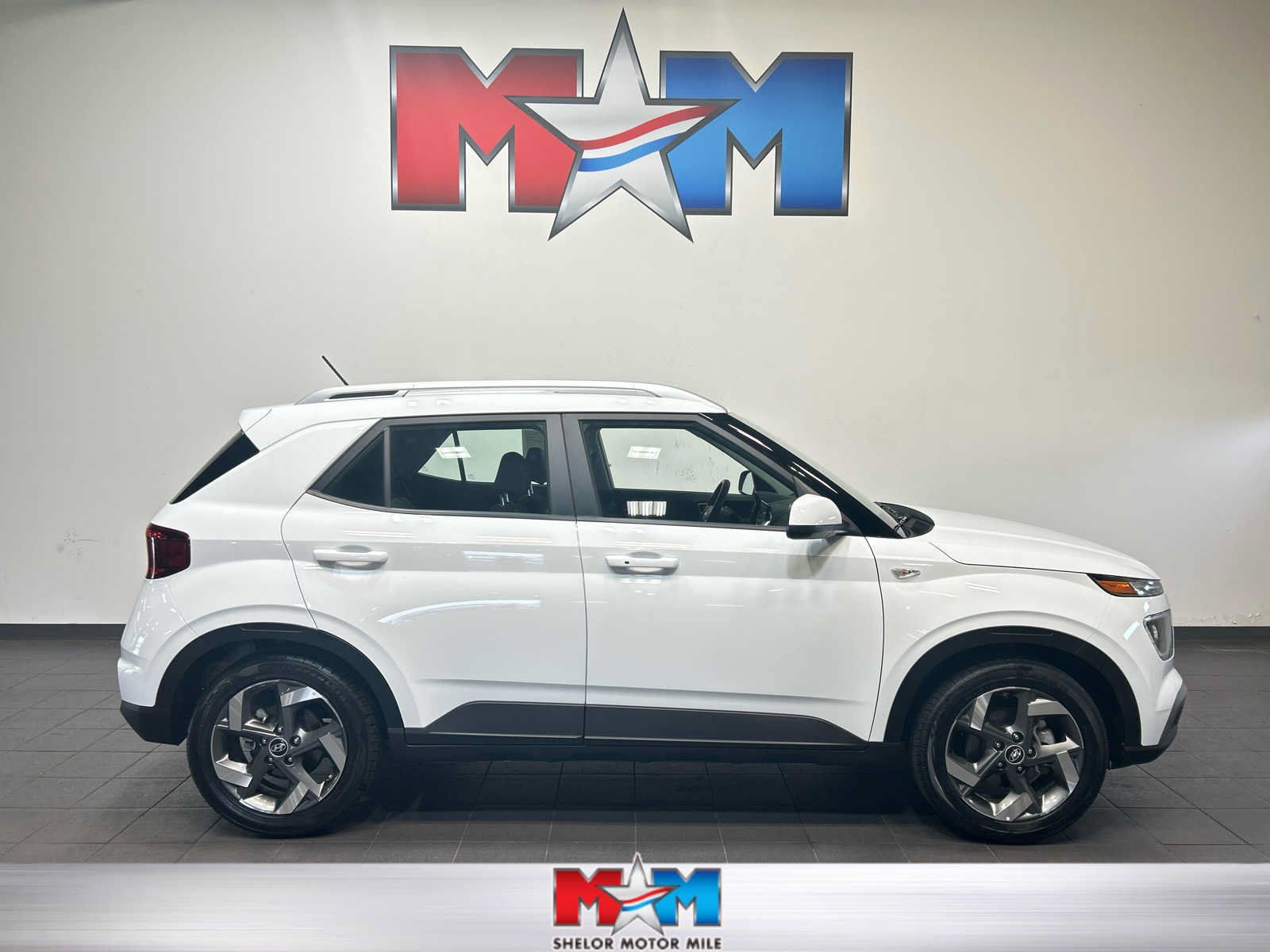 Used 2025 Hyundai Venue SEL FWD image 1