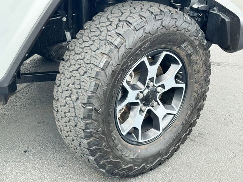 Used 2023 Jeep Wrangler Unlimited Rubicon w/ Cold Weather Group AWD/4WD image 9