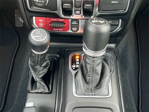 New 2024 Jeep Wrangler Unlimited Rubicon w/ Technology Group image 17