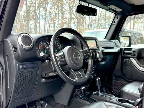 Used 2018 Jeep Wrangler Unlimited Rubicon w/ Connectivity Group image 19