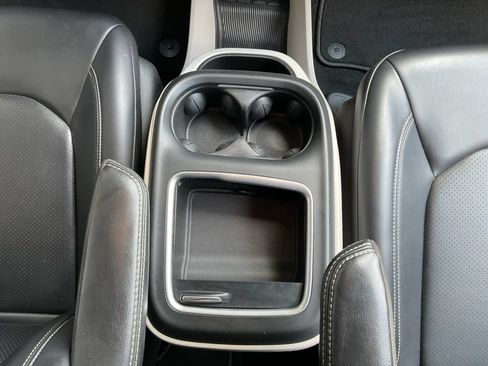 Used 2023 Chrysler Pacifica Touring-L FWD image 11