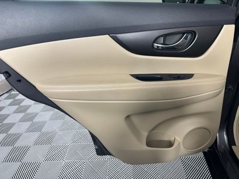 Used 2014 Nissan Rogue SV w/ SV Moonroof Package image 24