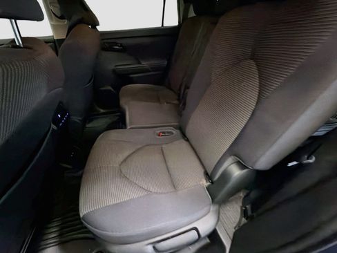 Used 2022 Toyota Highlander LE FWD image 13
