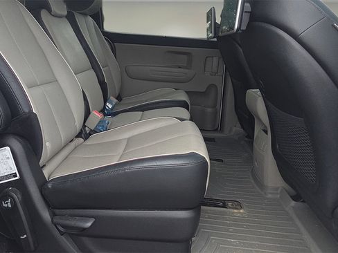Used 2019 Kia Sedona EX image 18