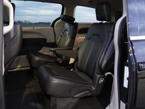 Used 2024 Chrysler Pacifica Touring-L image 16