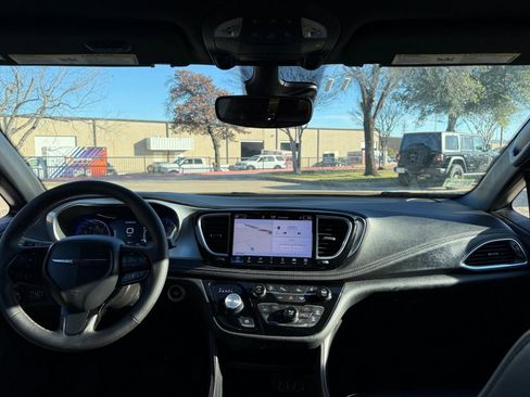 Used 2025 Chrysler Pacifica Limited image 39
