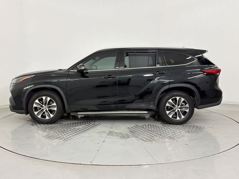 Used 2022 Toyota Highlander XLE FWD image 2