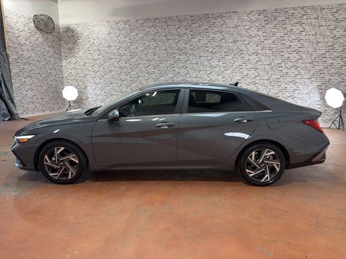 Used 2025 Hyundai Elantra SEL FWD image 4
