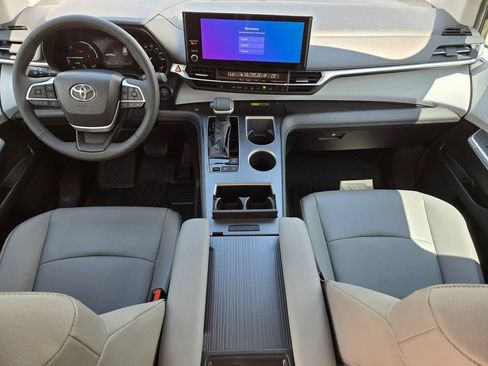 Used 2026 Toyota Sienna XLE FWD image 16