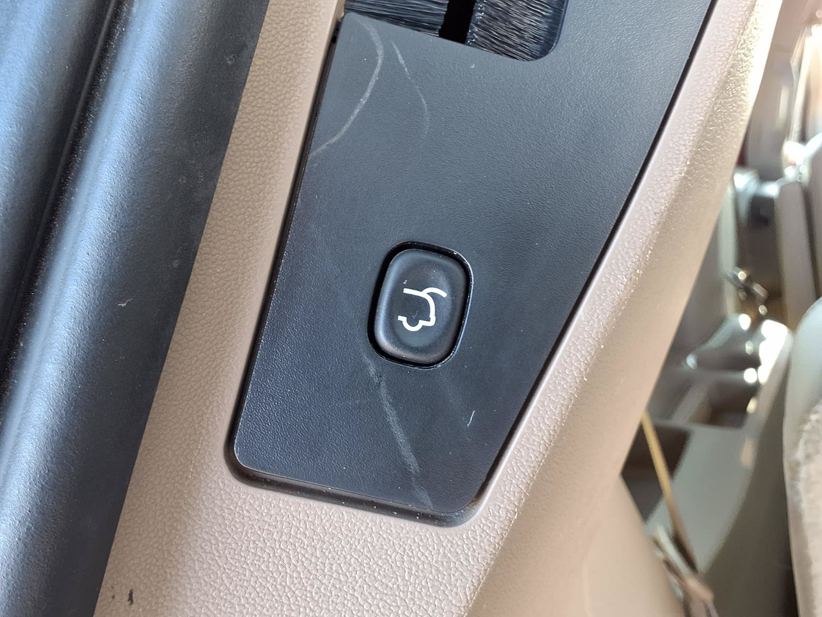 Used 2014 Chrysler Town & Country Touring FWD image 11