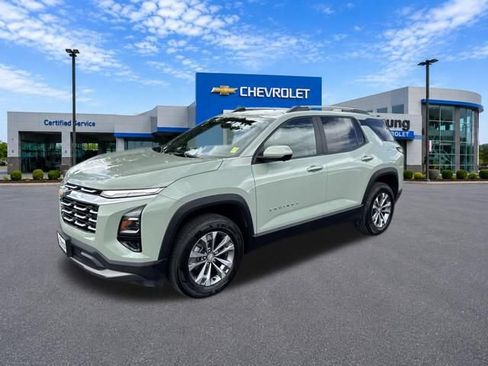 Used 2025 Chevrolet Equinox LT w/ Convenience Package II AWD/4WD image 3