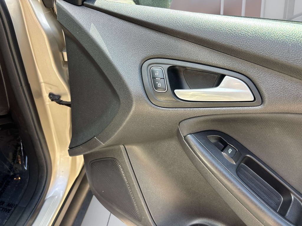 Used 2017 Ford Focus SE FWD image 16