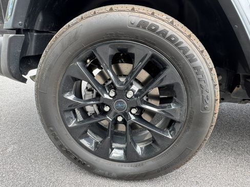 Used 2025 Jeep Wrangler Unlimited Sahara AWD/4WD image 18