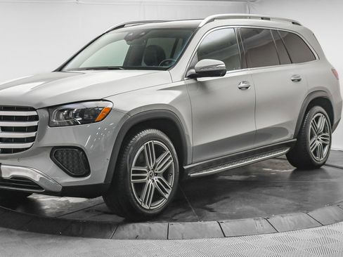 Used 2025 Mercedes-Benz GLS 450 4MATIC image 3