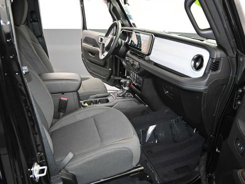 Used 2025 Jeep Wrangler Unlimited Sahara AWD/4WD image 22