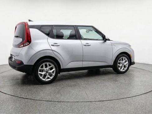 Used 2025 Kia Soul LX w/ LX Technology Package FWD image 9