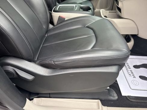 Used 2023 Chrysler Pacifica Touring-L FWD image 14