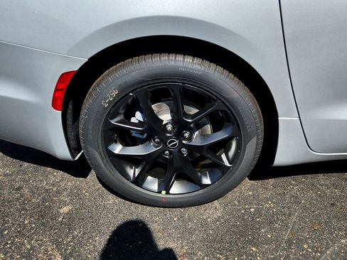 New 2026 Chrysler Pacifica Limited w/ Uconnect Theater Family Group image 9